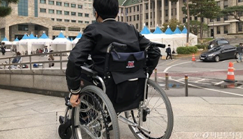 Wheelchair and electric wheelchair